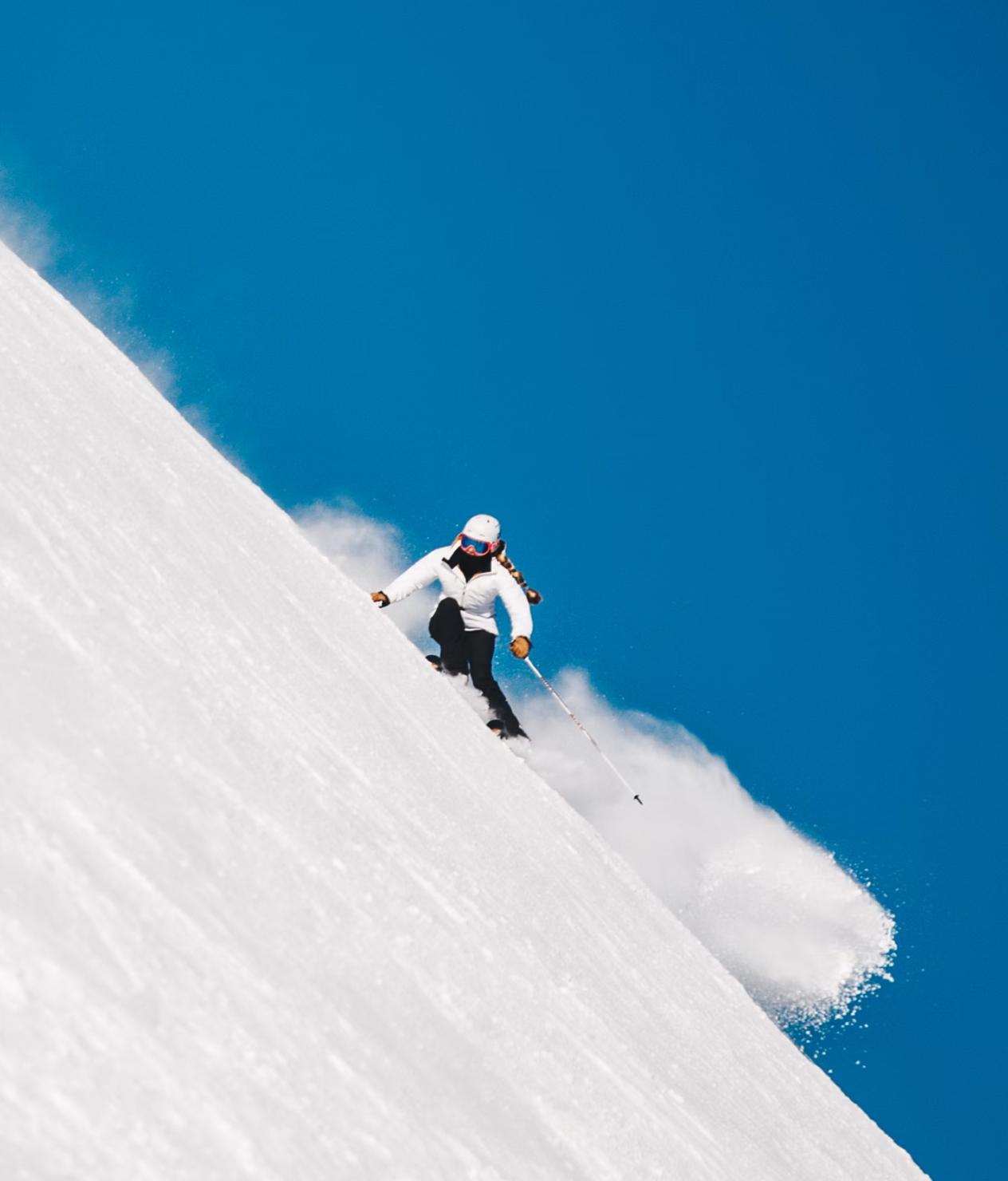 Image d'une personne qui descend une piste de ski