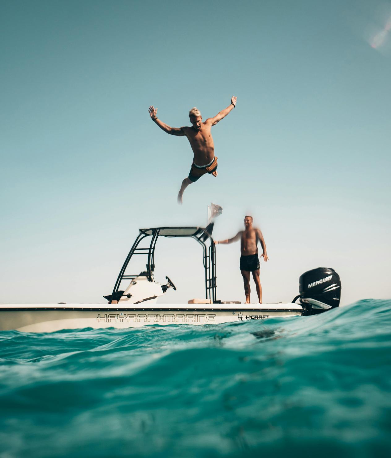 Image d'une personne entrain de faire un plongeon dans l'eau