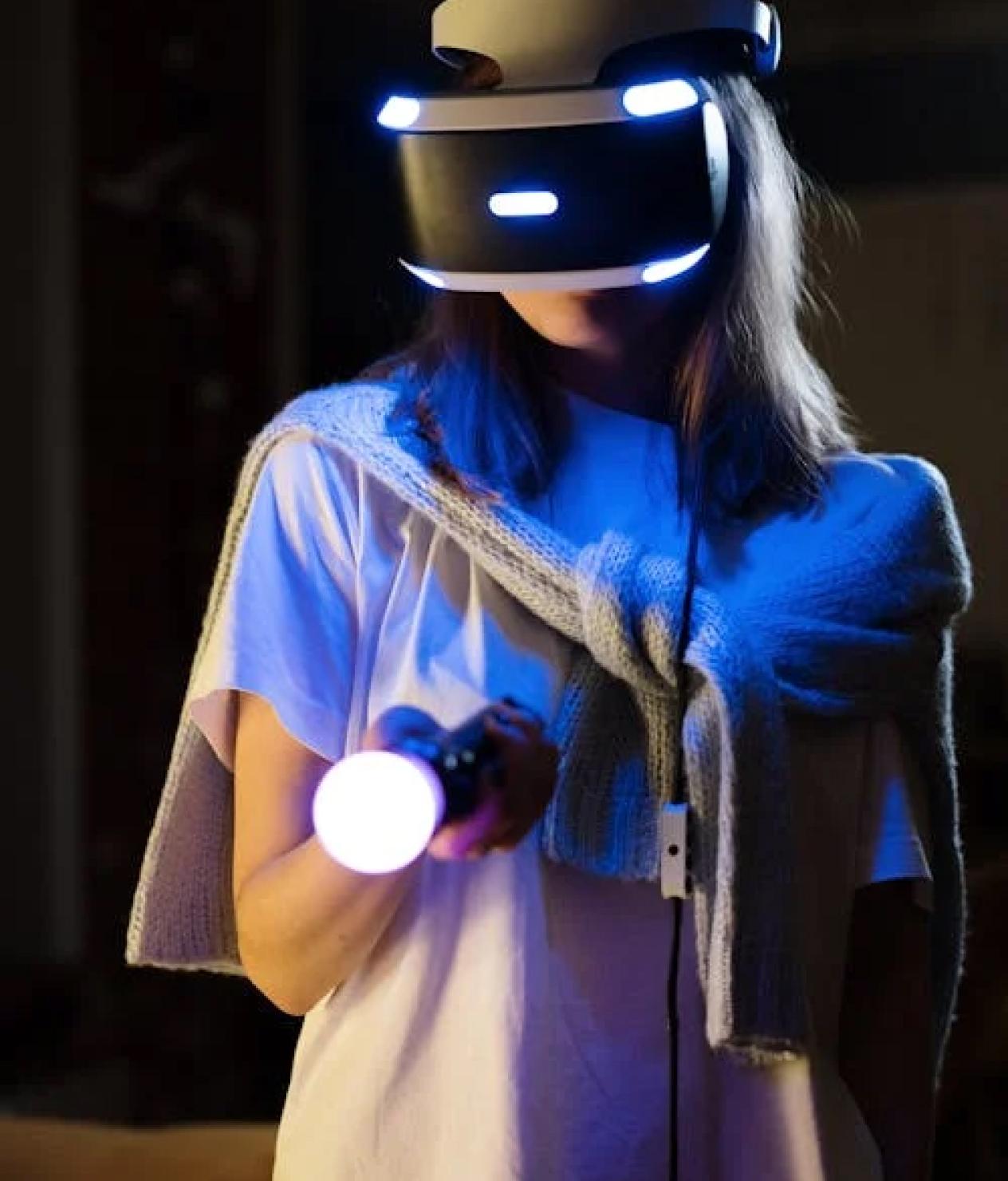 Image d'une personne avec un casque de réalité virtuelle