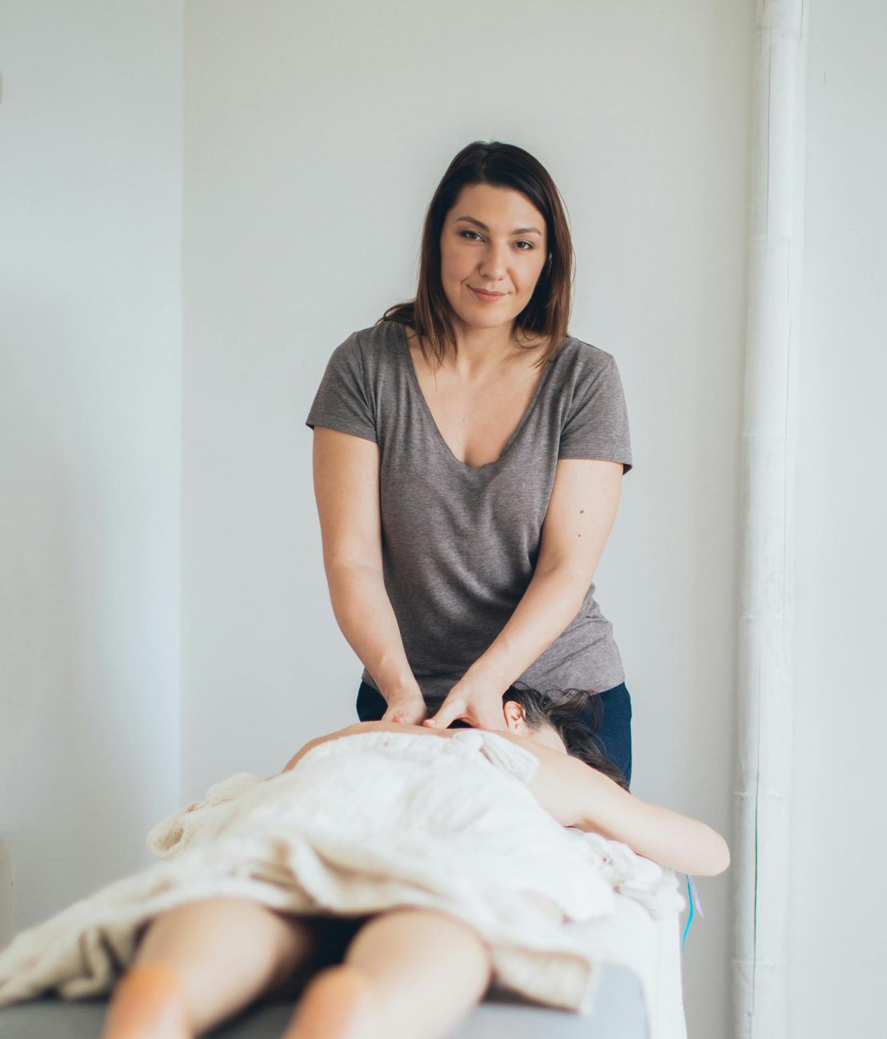 Image d'une personne entrain de faire un massage