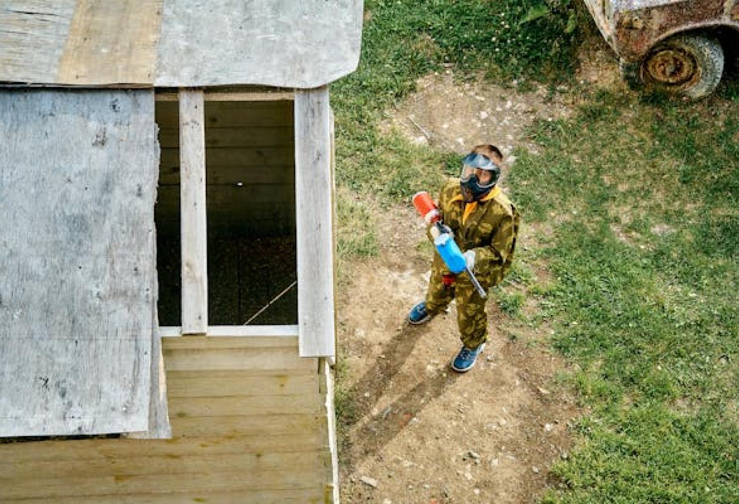 Image d'une personne avec un pistolet de paintball