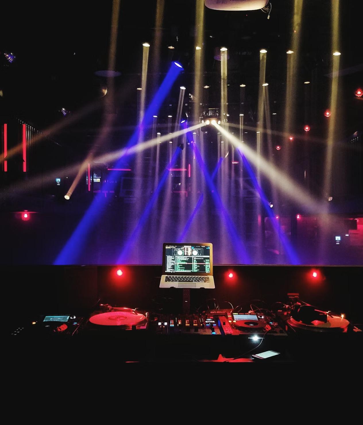 Image du matériel de DJ avec des lumières derrière