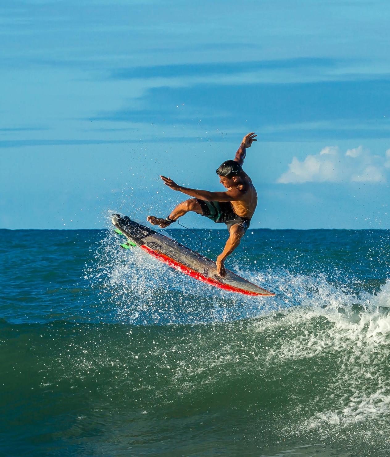 Image d'une personne qui fait du surf